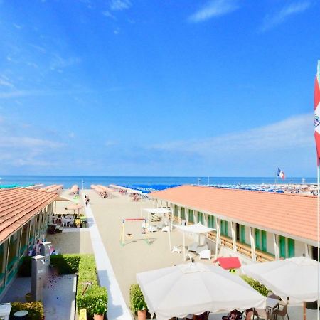 Attico Al Mare Apartment Viareggio Bagian luar foto