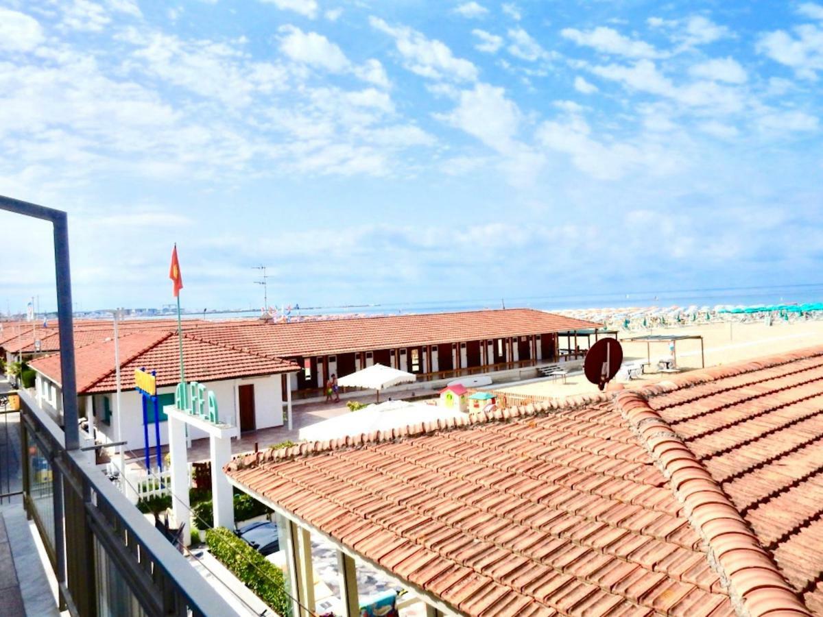 Attico Al Mare Apartment Viareggio Bagian luar foto