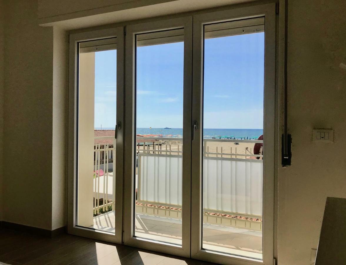 Attico Al Mare Apartment Viareggio Bagian luar foto